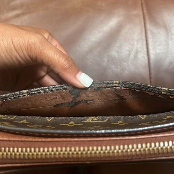 Vintage Louis Vuitton zippered wristlet clutch - Picture 9 of 16